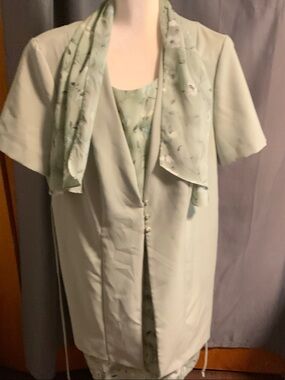 Kathie Lee Woman Mint Green Two-Piece Dress and Matching Scarf Set
